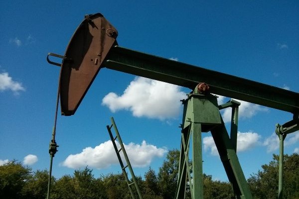 Ölförderpumpe unter blauem Himmel