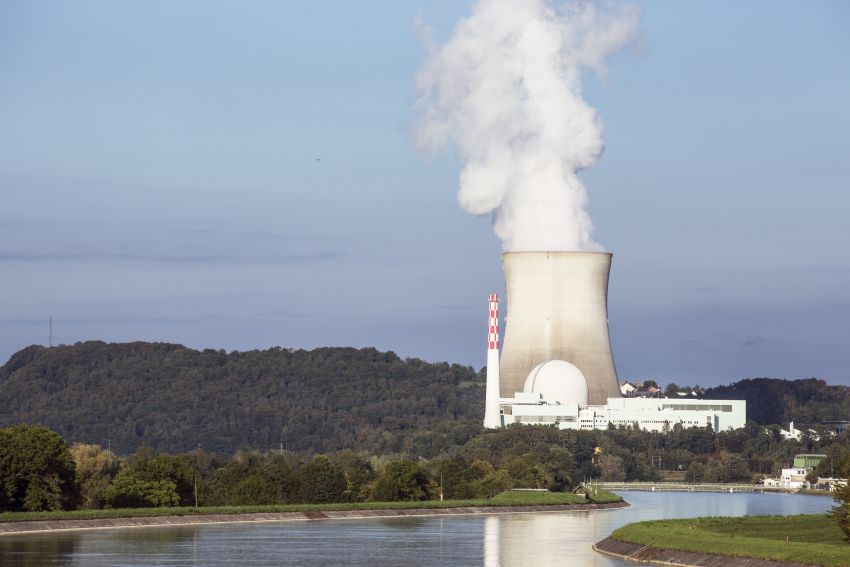 Atomkraftwerk an einem Fluss