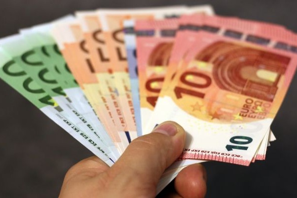Euroscheine in einer Hand