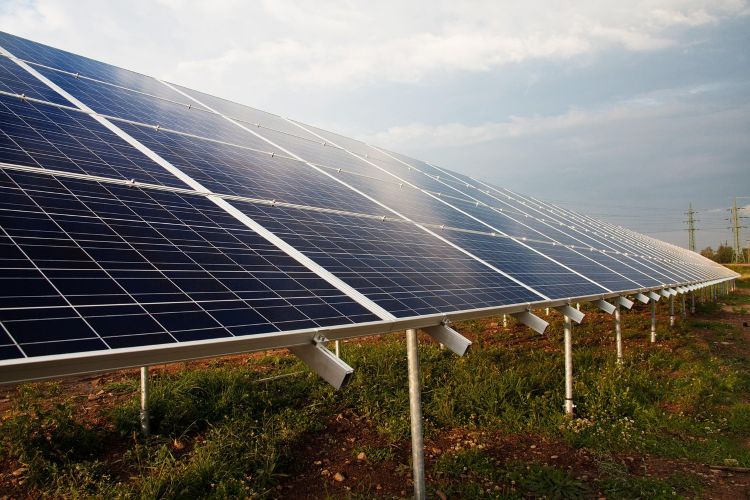 Solarpark auf einem Feld