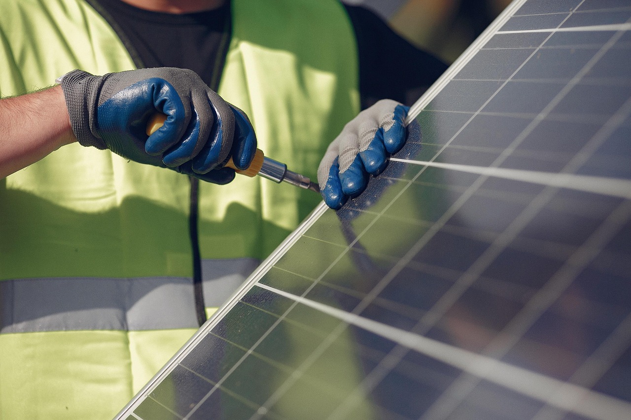 Installation eines Solarpanels auf einem Dach