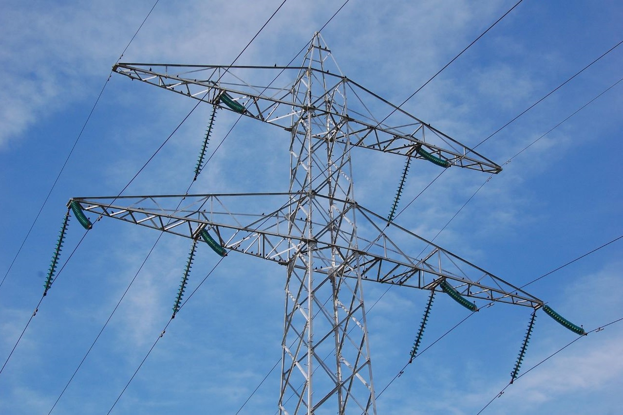 Strommast von unten fotografiert mit blauem Himmel
