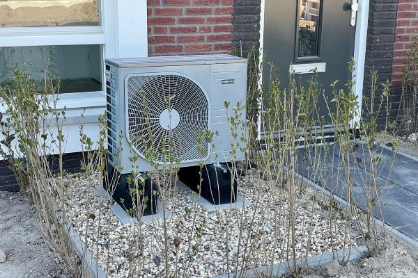 Wärmepumpe am Haus