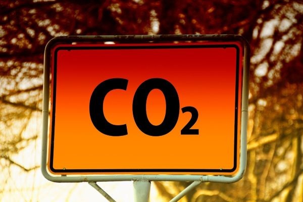 Schild mit Aufschrift Treibhausgas CO2