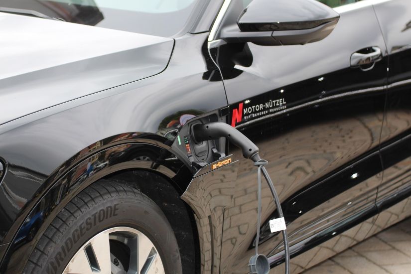 Elektroauto beim Tanken von Strom