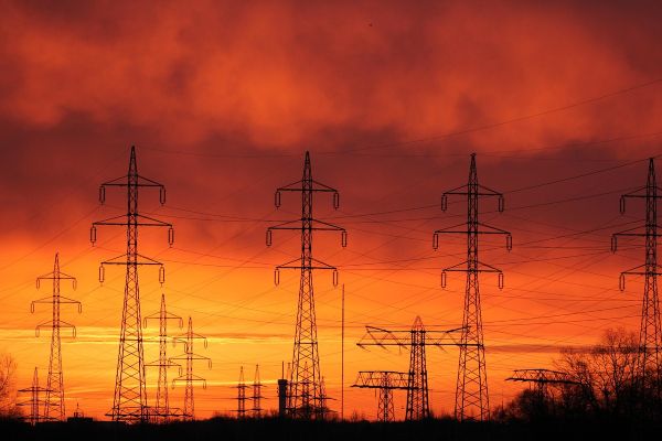 Strommasten im Sonnenuntergang