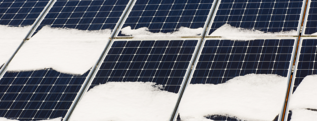 Photovoltaikanlage mit Schnee bedeckt