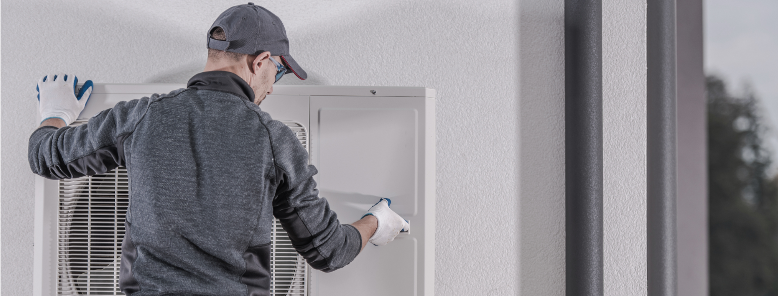 Monteur installiert Wärmepumpe